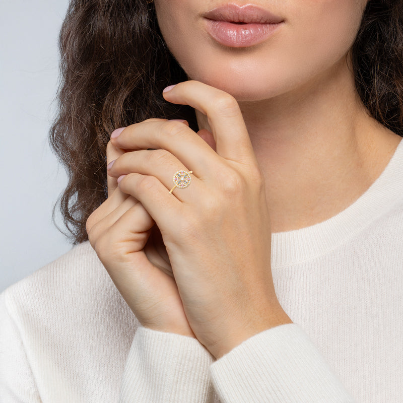 Bague dorée ronde à pierres bleues et roses – Anneau fin serti esprit joaillerie