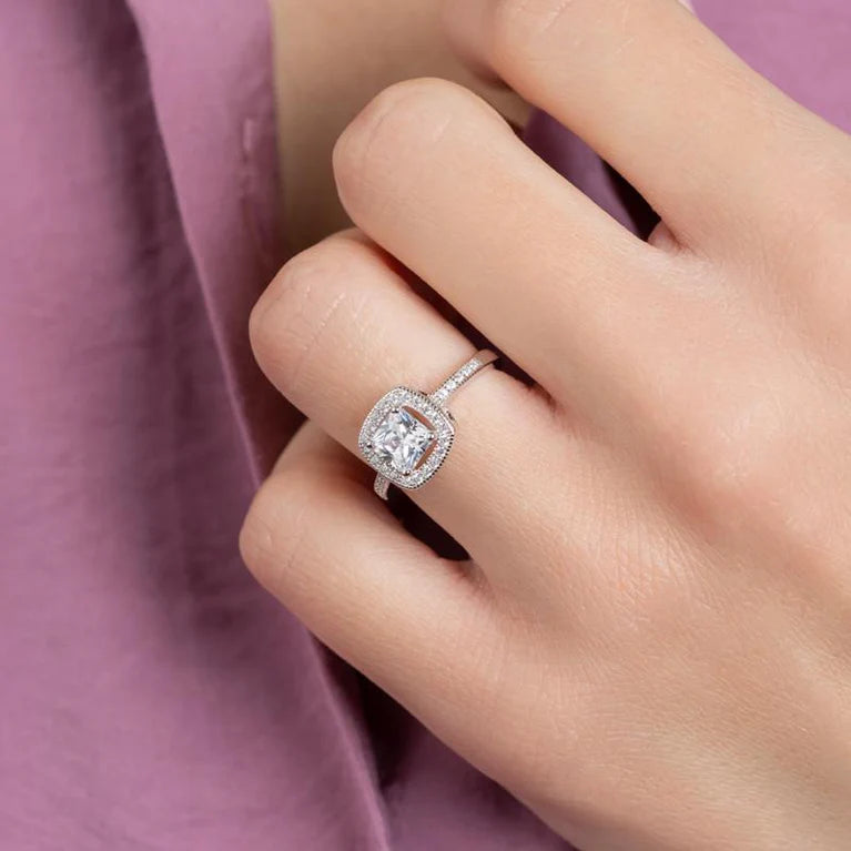 Bague en argent rhodié bords sertis d'oxydes de zirconium blancs