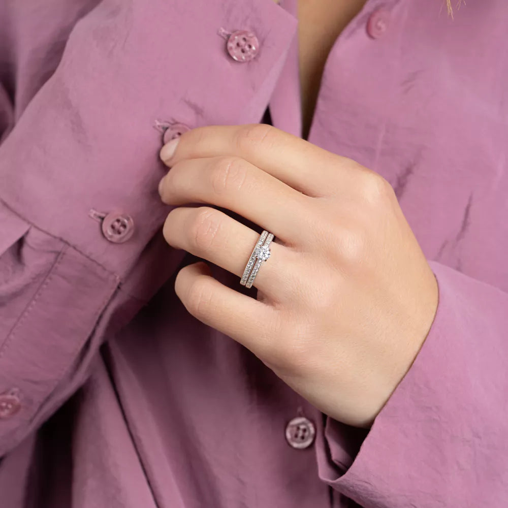 Bague en argent 925/000 et oxyde de zirconium composée d'une alliance et d'un solitaire